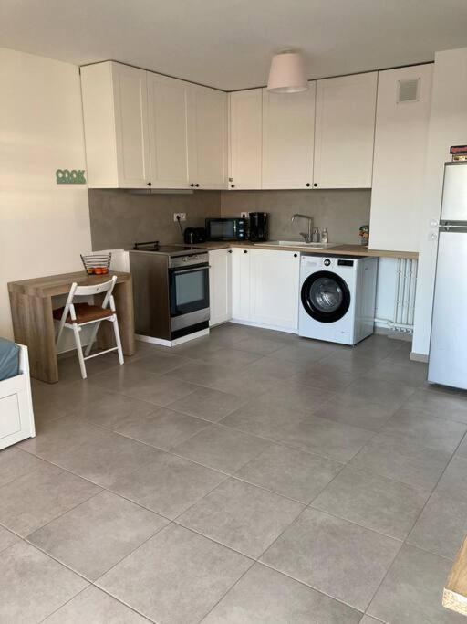 Appartement Rdc Avec Parking Prive La Fare-les-Oliviers ภายนอก รูปภาพ